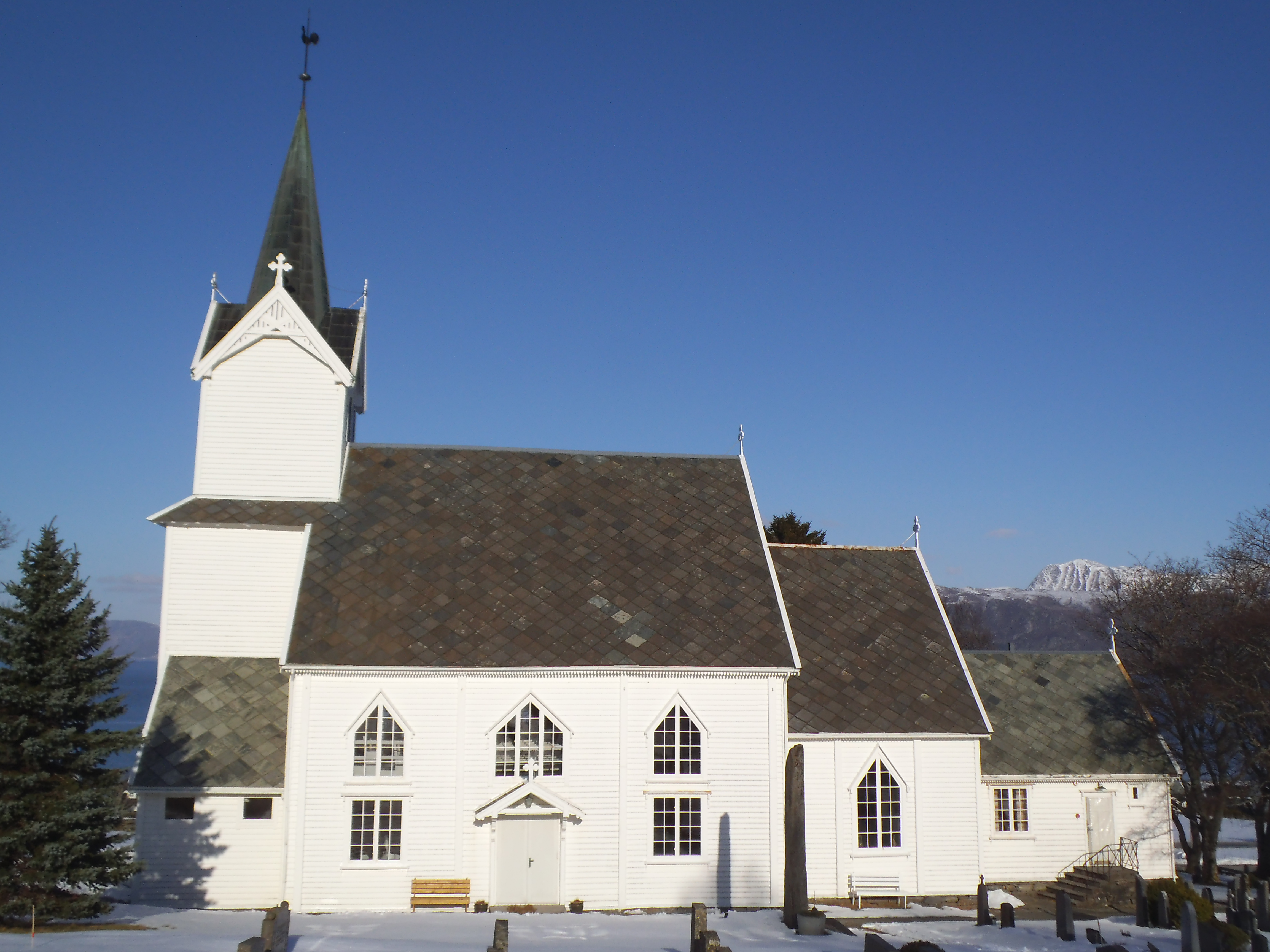 Leikanger kyrkje i Stad kommune